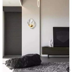 Lampka ścienna Pearl w kształcie perły z mosiężnym akcentem