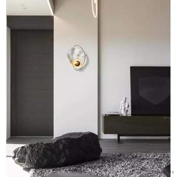 Lampka ścienna Pearl w kształcie perły z mosiężnym akcentem