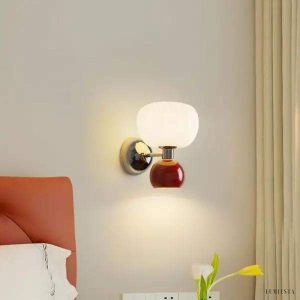 Lampa ścienna Bauhaus z asymetrycznym kloszem w stylu nowoczesnym