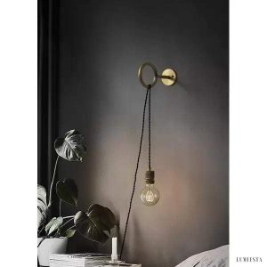 Minimalistyczna lampa ścienna Loop z gniazdkiem E27