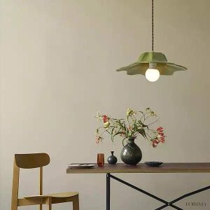 Kolorowa lampa wisząca w kształcie kwiatu