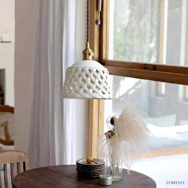 Ażurowa lampa ceramiczna z ręcznie rzeźbionym kloszem