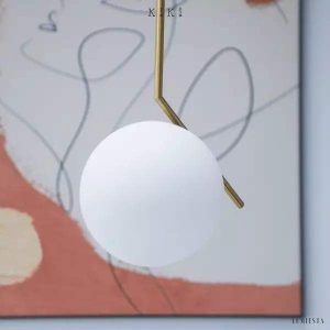 Lampa wisząca IC Lights z szklaną kulą w eleganckim stylu