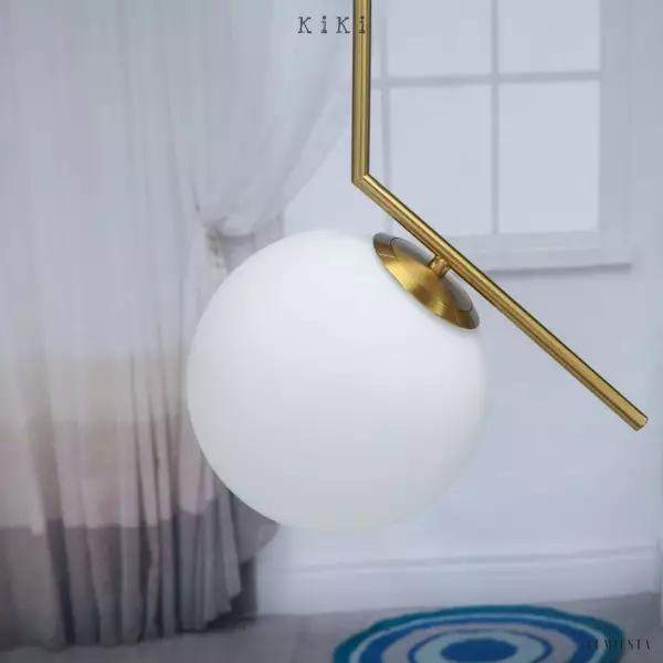 Lampa wisząca IC Lights z szklaną kulą w eleganckim stylu