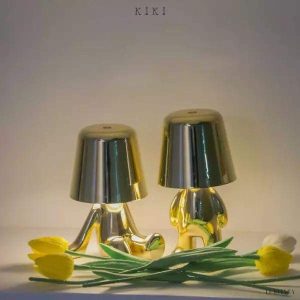 Innowacyjna lampa Thinker w kształcie postaci złotej lub chromowanej