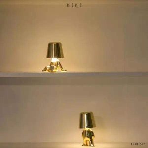 Innowacyjna lampa Thinker w kształcie postaci złotej lub chromowanej