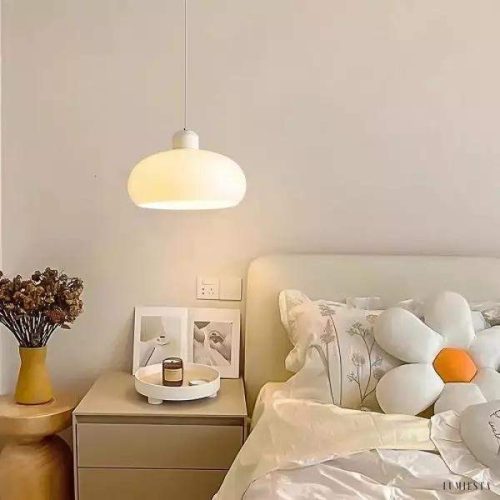 Nowoczesna szklana lampa wisząca w minimalistycznym stylu