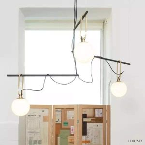 Lampa wisząca Mori z szklaną kulą i mosiężnym akcentem