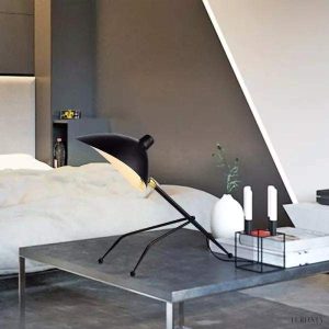 Stylowa metalowa lampa stołowa z trójnogiem czarna