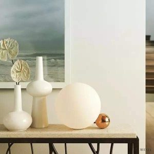 Lampa stołowa w kształcie kuli z opalowego szkła i aluminium