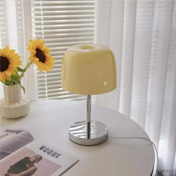 Minimalistyczna lampa stołowa Bauhaus z kolorowym kloszem