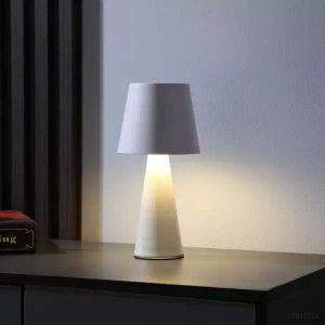 Nowoczesna lampka stołowa z metalicznym wykończeniem i ściemnianiem