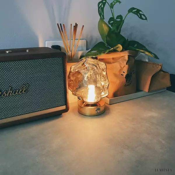 Lampa stołowa retro lava z unikalnym kloszem złotym