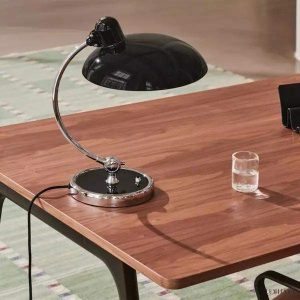 Lampa biurkowa Kaiser Idell 6631 w stylu Bauhaus z regulowanym kloszem