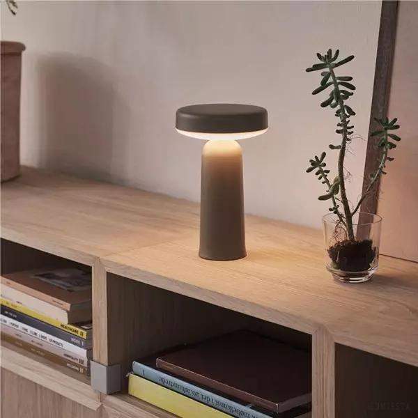 Lampa przenośna Muuto Ease minimalistyczny styl i funkcjonalność