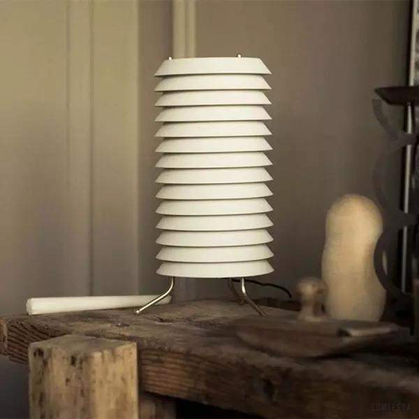 Lampa stołowa Maija z metalowymi dyskami w stylu skandynawskim