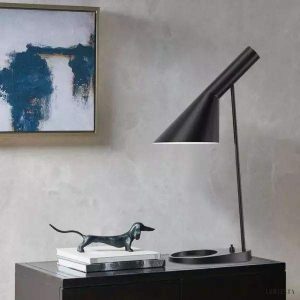 Asymetryczna metalowa lampa stołowa w nowoczesnym stylu