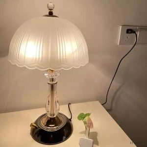 Nowoczesna lampa stołowa z kloszem w kształcie muszli