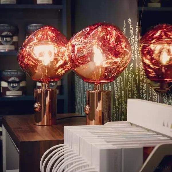 Lampka stołowa Melt w stylu nowoczesnym z miedzianą kulą
