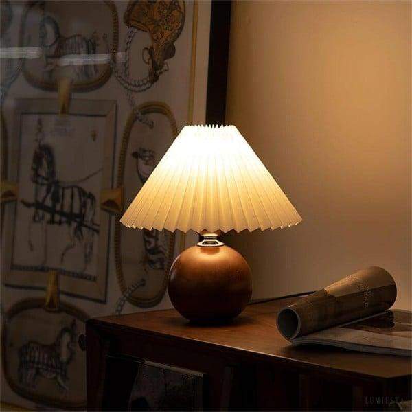 Elegancka lampka stołowa z plecionym kloszem i drewnianą podstawą