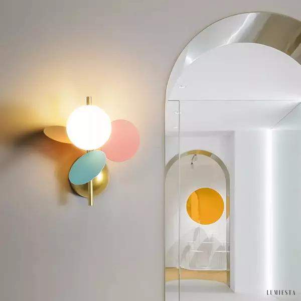 Kolorowa lampa ścienna w kształcie globu z liśćmi