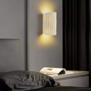 Stylowa lampka ścienna z żywicy w skandynawskim stylu