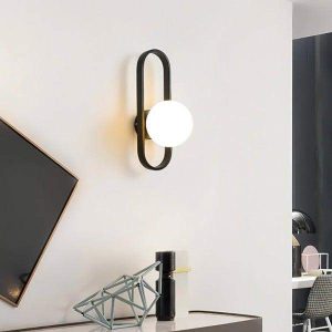 Lampa ścienna w stylu nordyckim z okrągłym kloszem szklanym