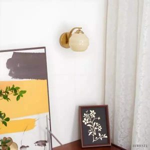 Lampka ścienna z mlecznym szkłem w stylu vintage z złotymi akcentami