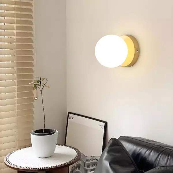 Stylowa lampa ścienna Orb z szklanym kloszem w kolorach