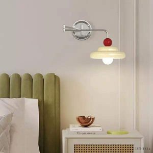 Lampa ścienna z ruchomym ramieniem w kolorze kremowym