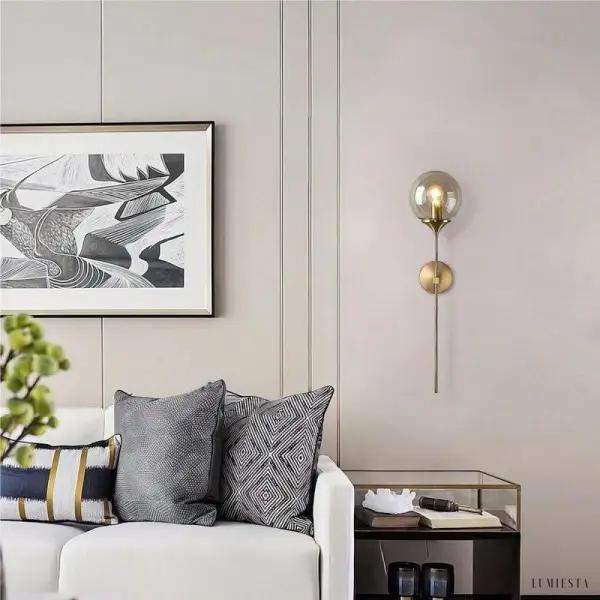 Minimalistyczna szklana lampa ścienna w kształcie kuli