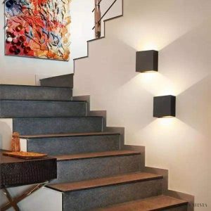 Lampa ścienna LED w kształcie sześcianu styl industrialny