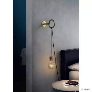 Minimalistyczna lampa ścienna Loop z gniazdkiem E27
