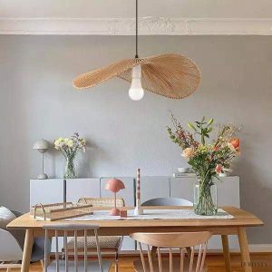 Rattanowa lampa wisząca Wabi Sabi ze słomkowym kapeluszem