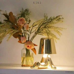 Innowacyjna lampa Thinker w kształcie postaci złotej lub chromowanej