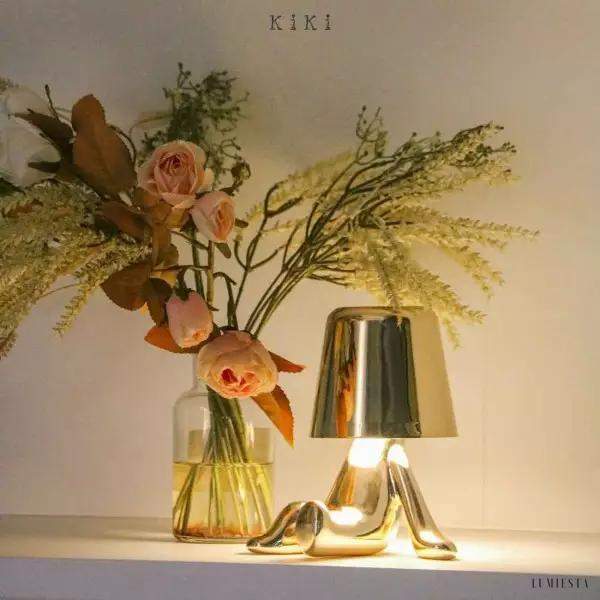 Innowacyjna lampa Thinker w kształcie postaci złotej lub chromowanej