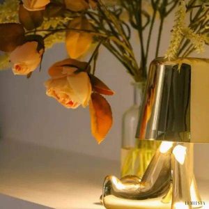 Innowacyjna lampa Thinker w kształcie postaci złotej lub chromowanej