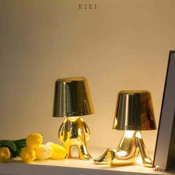 Innowacyjna lampa Thinker w kształcie postaci złotej lub chromowanej