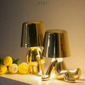 Innowacyjna lampa Thinker w kształcie postaci złotej lub chromowanej