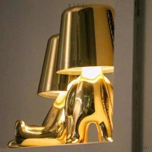 Innowacyjna lampa Thinker w kształcie postaci złotej lub chromowanej