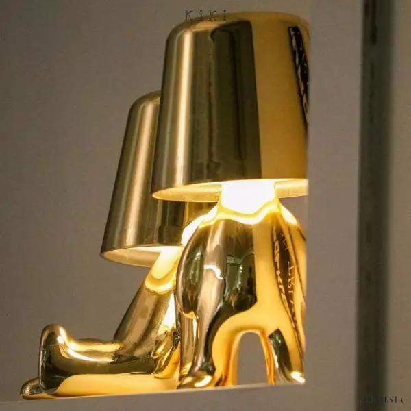 Innowacyjna lampa Thinker w kształcie postaci złotej lub chromowanej