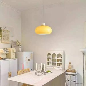 Nowoczesna szklana lampa wisząca w minimalistycznym stylu