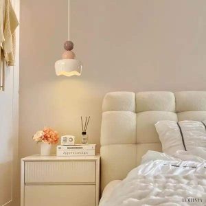 Kremowa lampa wisząca z żywicy w stylu nordyckim