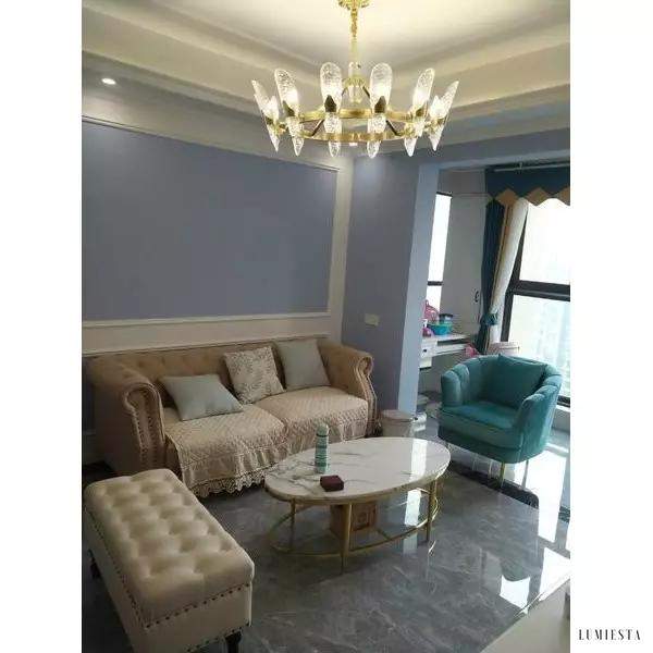 Nowoczesny żyrandol kryształowy w kształcie fali mosiężny