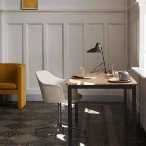 Lampka stołowa w stylu minimalistycznym na tripodzie HM9