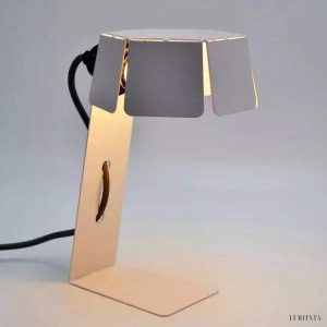 Minimalistyczna lampa biurkowa Object 3 z metalu