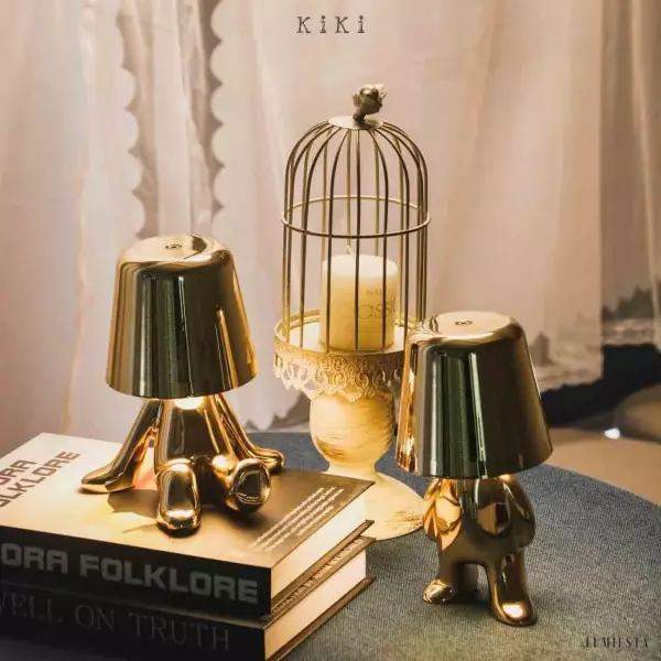 Innowacyjna lampa Thinker w kształcie postaci złotej lub chromowanej