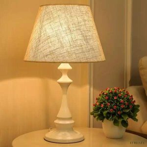 Elegancka lampa stołowa z lnianym abażurem w białym kolorze