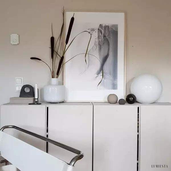 Lampa stołowa w kształcie kuli z opalowego szkła i aluminium