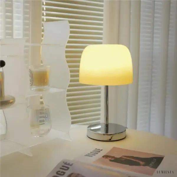 Minimalistyczna lampa stołowa Bauhaus z kolorowym kloszem